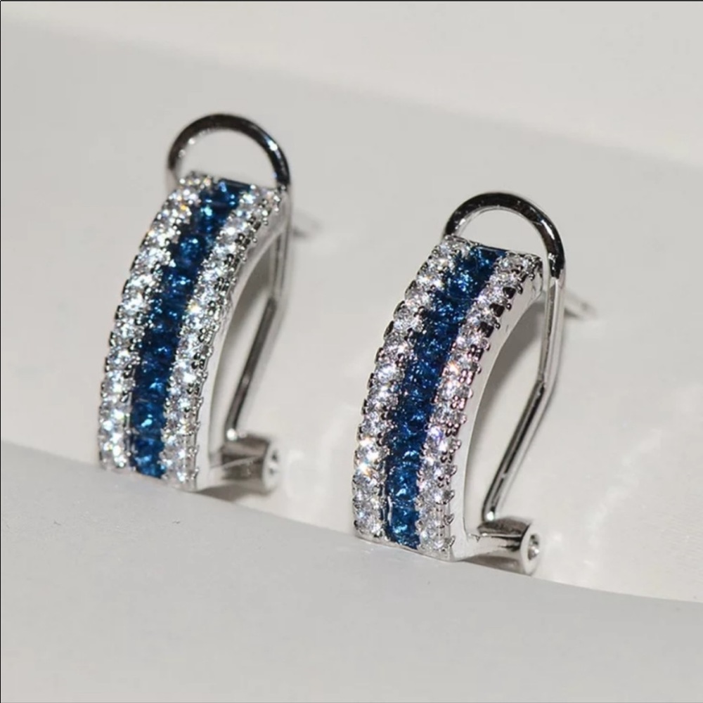 NEW 18K WHITE GOLD BLUE WHITE DIAMOND OMEGA STUDS - Picture 3 of 4
